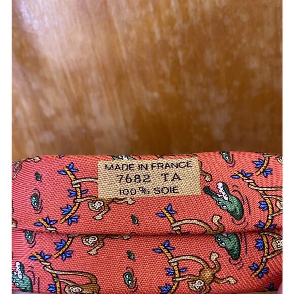 HERMES PINK SILK TIE BRONZE MONKEYS SWINGING ON VINES ABOVE GREEN CROCODILES 60” - Picture 9 of 10